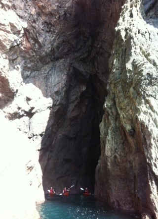  Exploración de cueva 